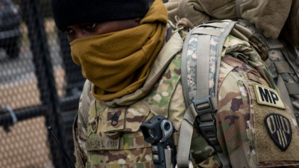 FBI controleaza militarii inaintea investirii lui Biden, dupa informatii ca persoane din asaltul Capitoliului aveau legatura cu armata