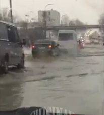 O strada din capitala a fost inundata, dupa ce o teava de apa s-a spart. In zona se circula cu dificultate - VIDEO 