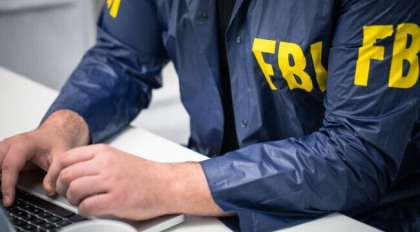 FBI: Mandat de arestare pentru o femeie care ar fi furat laptopul lui Nancy Pelosi din Capitoliu, pentru a-l vinde Rusiei