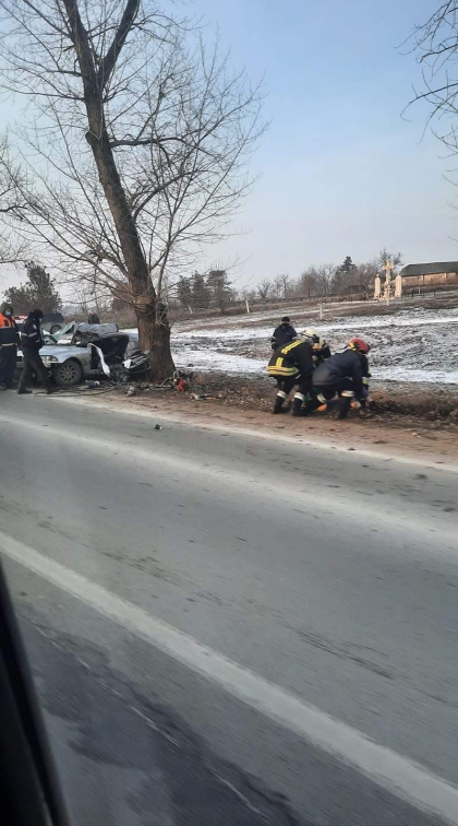 Accident mortal la Sangerei. O persoana a murit dupa ce masina in care se afla a intrat intr-un copac - FOTO Accident mortal la Sangerei. O persoana a murit dupa ce masina in care se afla a intrat intr-un copac - FOTO