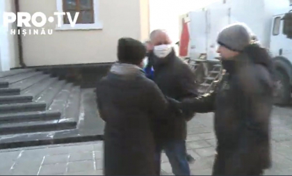 Ancheta de serviciu la SPPS, dupa ce un bodyguard care-l pazea pe Igor Dodon a bruscat reporterul PRO TV, atunci cand a incercat sa-i adreseze intrebari fostului sef de stat