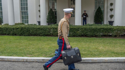 Cum s-a facut transferul codurilor nucleare intre Donald Trump si Joe Biden, fara ca cei doi sa se intalneasca. Solutia gasita Cum s-a facut transferul codurilor nucleare intre Donald Trump si Joe Biden, fara ca cei doi sa se intalneasca. Solutia gasita