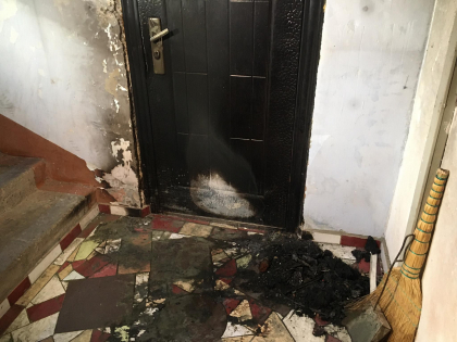 Primarul de la Merenii Noi - gasit inconstient in apartamentul pe care il inchiria, dupa ce i-a fost incendiata usa. Imagini de la fata locului. Politia ii cauta pe faptasi - GALERIE FOTO Primarul de la Merenii Noi - gasit inconstient in apartamentul pe care il inchiria, dupa ce i-a fost incendiata usa. Imagini de la fata locului. Politia ii cauta pe faptasi - GALERIE FOTO
