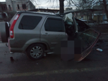 Accident tragic la Stefan Voda. O persoana a decedat, iar alta a juns la spital dupa ce masina in care se aflau a intrat intr-un copac - FOTO