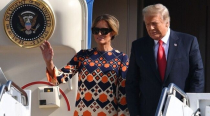 Gestul facut de Melania Trump cand a coborat din avion. Imaginile au devenit virale Gestul facut de Melania Trump cand a coborat din avion. Imaginile au devenit virale