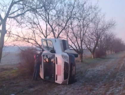 Accident la Comrat. Un microbuz s-a rasturnat si oprit intr-un copac. Ce spune politia - FOTO Accident la Comrat. Un microbuz s-a rasturnat si oprit intr-un copac. Ce spune politia - FOTO