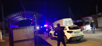 Accident si bataie in satul Bac. Un sofer beat a intrat cu masina in teava de gaz din sat, dupa care s-a luat la harta cu paznicii unui magazin. Politia - la fata locului - FOTO / VIDEO Accident si bataie in satul Bac. Un sofer beat a intrat cu masina in teava de gaz din sat, dupa care s-a luat la harta cu paznicii unui magazin. Politia - la fata locului - FOTO / VIDEO