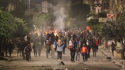 „Ne e foame!” Copii de 15 ani au fost arestati in Tunisia. Guvernul a scos armata in strada impotriva revolutiei tinerilor „Ne e foame!” Copii de 15 ani au fost arestati in Tunisia. Guvernul a scos armata in strada impotriva revolutiei tinerilor
