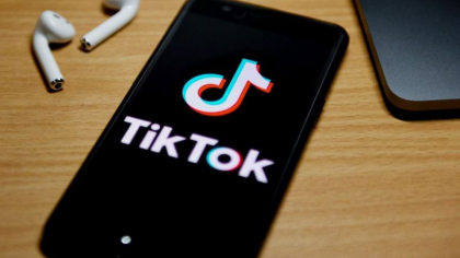 Italia blocheaza TikTok pentru utilizatorii a caror varsta nu este garantata, dupa ce o fetita a murit sufocata in urma unei provocari