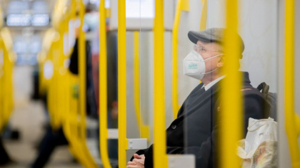 Tramvaiul tacerii. Oamenilor care merg cu transportul in comun in Barcelona li s-a cerut sa nu vorbeasca, pentru a nu raspandi COVID
