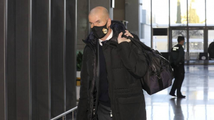Lovitura dupa lovitura pentru Real Madrid. Dupa umilinta din Cupa Spaniei, galacticii au ramas si fara antrenor. Zinedine Zidane, a fost depistat cu COVID-19 Lovitura dupa lovitura pentru Real Madrid. Dupa umilinta din Cupa Spaniei, galacticii au ramas si fara antrenor. Zinedine Zidane, a fost depistat cu COVID-19