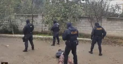 Barbatul de la Anenii Noi, care a luat ostatici trei copii si si-a injunghiat sotia, a fost condamnat la 13 ani de inchisoare Barbatul de la Anenii Noi, care a luat ostatici trei copii si si-a injunghiat sotia, a fost condamnat la 13 ani de inchisoare