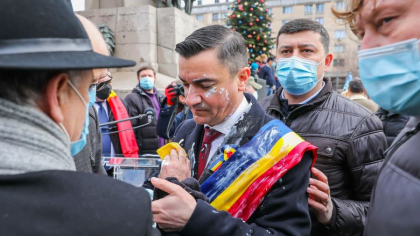 Primarul din Iasi a fost atacat cu iaurt, in timp ce se afla in Piata Unirii, de Ziua Principatelor