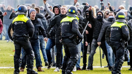 Noi proteste anti-restrictii in Olanda. Un centru de testare a fost incendiat iar politistii, atacati cu pietre si focuri de artificii