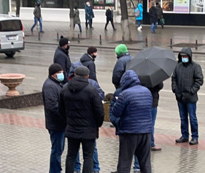 Mai multi fermieri - citati la politie, dupa ce au protestat in fata parlamentului si si-au parcat tractoarele acolo - VIDEO