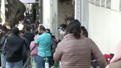 Opt ore la coada pentru un tub de oxigen. In Mexic, oamenii recurg la solutii dramatice pentru a-si salva rudele bolnave Opt ore la coada pentru un tub de oxigen. In Mexic, oamenii recurg la solutii dramatice pentru a-si salva rudele bolnave