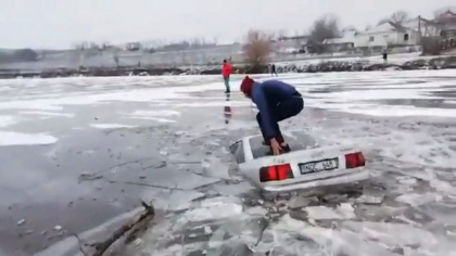 Ce spune soferul de la Falesti, care a ajuns cu masina in lacul inghetat. Contactat de PRO TV, barbatul ne-a povestit cum s-a intamplat totul: "Am facut drifturi"