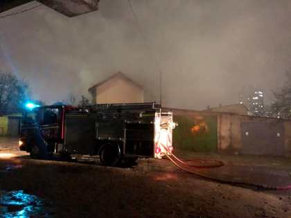 O casa din capitala, cuprinsa de flacari. Trei echipaje de pompieri - la fata locului - FOTO/VIDEO O casa din capitala, cuprinsa de flacari. Trei echipaje de pompieri - la fata locului - FOTO/VIDEO