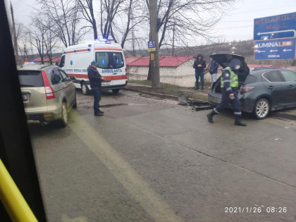 Accident in capitala. Doua automobile s-au ciocnit puternic. Sunt victime - FOTO Accident in capitala. Doua automobile s-au ciocnit puternic. Sunt victime - FOTO