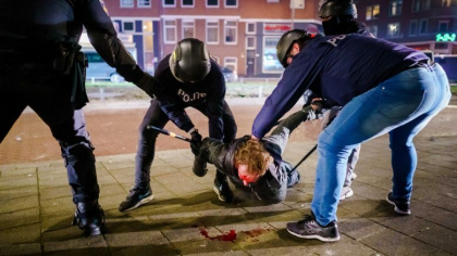 Inca o noapte cu proteste violente in 20 de orase din Olanda, din cauza restrictiilor. Sute de tineri au fost arestati Inca o noapte cu proteste violente in 20 de orase din Olanda, din cauza restrictiilor. Sute de tineri au fost arestati
