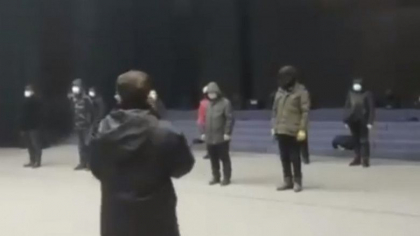 Chinezii care incalca izolarea la domiciliu vor fi adunati si criticati in mod colectiv de fortele de ordine