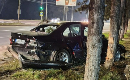 Accident pe o strada din capitala. Un sofer a ajuns cu masina intr-un copac  - FOTO
