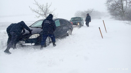 Din cauza conditiilor meteo doua puncte de trecere a frontierei sunt blocate. Soferii - impotmoliti in zapada - FOTO Din cauza conditiilor meteo doua puncte de trecere a frontierei sunt blocate. Soferii - impotmoliti in zapada - FOTO