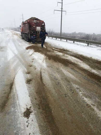 Un primar din raionul Causeni a ajuns la spital, dupa ce a fost lovit in plin de un automobil in timp ce tracta un autoturism derapat in nameti - FOTO