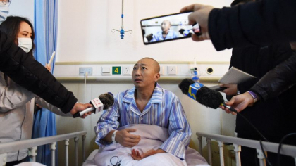 Doi mineri chinezi povestesc despre cosmarul celor 2 saptamani in care au fost blocati la 600 de metri sub pamant, dupa explozia minei Doi mineri chinezi povestesc despre cosmarul celor 2 saptamani in care au fost blocati la 600 de metri sub pamant, dupa explozia minei