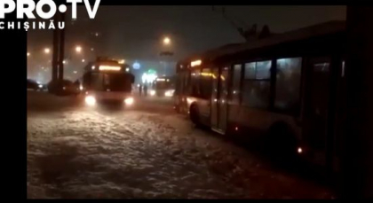 Transportul public, blocat din cauza ninsorilor. Mai multe troleibuze au ramas blocate pe strazile capitalei - VIDEO 