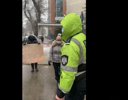 LIVE. Protest la Ministerul Justitiei. Mai multe femei au blocat strada, manifestand pe o trecere de pietoni LIVE. Protest la Ministerul Justitiei. Mai multe femei au blocat strada, manifestand pe o trecere de pietoni