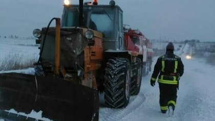 O femeie insarcinata nu reusea sa ajunga la spital, dupa ce ambulanta a fost blocata in nameti, iar un autobuz de ruta internationala s-a impotmolit in zapada. Ce spun salvatorii