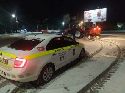 Atentie, soferi. Se circula in conditii de iarna pe intreg teritoriul tarii. Mai multe drumuri din tara sunt blocate. In capitala se circula cu dificultate - GALERIE FOTO 