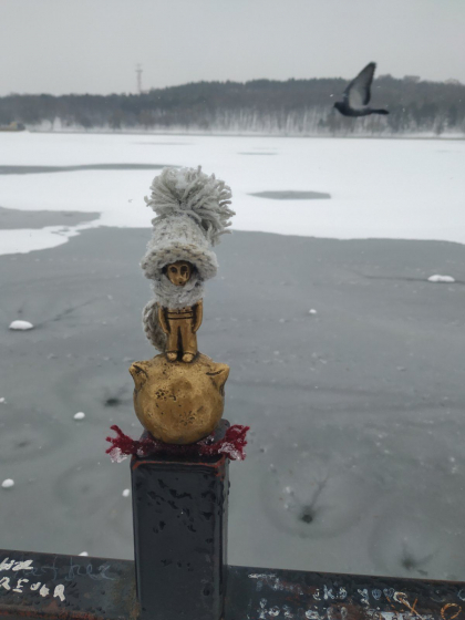Un gest dragut pentru Micul Print din parcul Valea Morilor. Acesta a fost imbracat cu caciula si fular Un gest dragut pentru Micul Print din parcul Valea Morilor. Acesta a fost imbracat cu caciula si fular