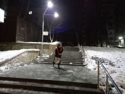 Pest 35 de unitati de tehnica specializata si 400 de muncitori implicati la curatarea trotuarelor si cailor de acces in Chisinau - GALERIE FOTO