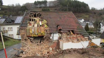 Proprietarul si-a daramat casa cu chiriasul inauntru. Vezi motivul - FOTO Proprietarul si-a daramat casa cu chiriasul inauntru. Vezi motivul - FOTO