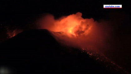Vulcanul Etna a oferit un spectacol incandescent. Camerele de luat vederi au surprins o noua eruptie spectaculoasa a celui mai activ vulcan din Europa