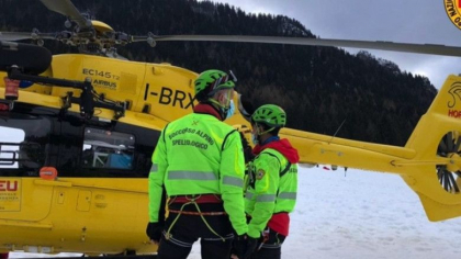Italia. Doi parinti au murit dupa ce au cazut in gol 200 de metri, in fata fiicei de 5 ani Italia. Doi parinti au murit dupa ce au cazut in gol 200 de metri, in fata fiicei de 5 ani