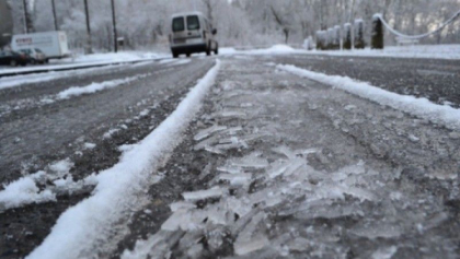Atentie, soferi. Se circula in conditii de iarna, cad precipitatii sub forma de ploaie, se formeaza polei, pe drumuri ghetus. In capitala se circula cu dificultate