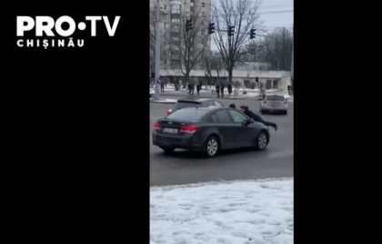 Momentul in care doi tineri sunt purtati pe capota unei masini pe strazile capitalei - VIDEO Momentul in care doi tineri sunt purtati pe capota unei masini pe strazile capitalei - VIDEO