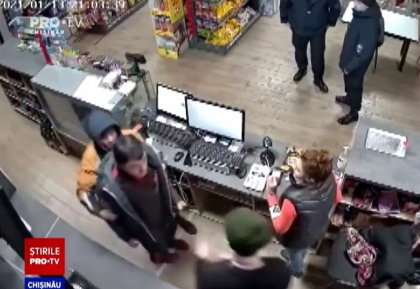 Cei doi politisti de frontiera, care au fost martori cum un tanar este batut si amenintat cu un cutit intr-o benzinarie de la Criva, DEMISI Cei doi politisti de frontiera, care au fost martori cum un tanar este batut si amenintat cu un cutit intr-o benzinarie de la Criva, DEMISI