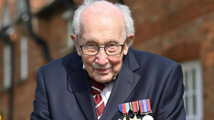 Veteranul britanic Tom Moore, care a strans aproximativ 33 de milioane de lire sterline in sprijinul lucratorilor sanitari in timpul pandemiei, a murit din cauza Covid-19 Veteranul britanic Tom Moore, care a strans aproximativ 33 de milioane de lire sterline in sprijinul lucratorilor sanitari in timpul pandemiei, a murit din cauza Covid-19