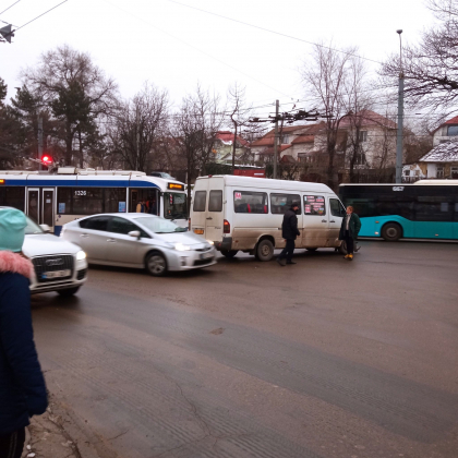 Accident in capitala cu implicarea unui microbuz de ruta Accident in capitala cu implicarea unui microbuz de ruta