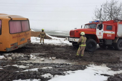 Un autobuz scolar din Vulcanesti a ramas blocat in noroi. A fost nevoie de interventia salvatorilor Un autobuz scolar din Vulcanesti a ramas blocat in noroi. A fost nevoie de interventia salvatorilor