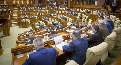 Ce salariu au deputatii din Parlamentul RM si ce indemnizatii mai primesc: statul le achita masina, casa, dar si le da bani pentru a se promova