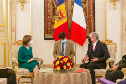 Maia Sandu si-a inceput ieri seara vizita de lucru la Paris, pe care o efectueaza la invitatia omologului sau francez, Emmanuel Macron - GALERIE FOTO Maia Sandu si-a inceput ieri seara vizita de lucru la Paris, pe care o efectueaza la invitatia omologului sau francez, Emmanuel Macron - GALERIE FOTO