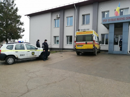 O femeie din Cantemir a nascut acasa, dupa ce a chemat ambulanta, dar autospeciala s-a impotmolit in noroi