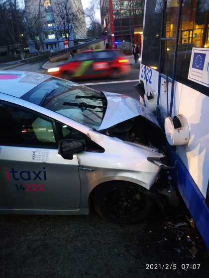 Accident matinal in capitala. Un sofer de taxi a intrat cu masina intr-un troleibuz - FOTO
