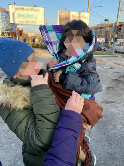 Caz ingrozitor. Un copil de 3 ani, gasit dezbracat, plimbandu-se pe o strada din capitala. Micutul a fost preluat de politisti: nu vorbeste si nu a putut spune numele si nici unde locuieste Caz ingrozitor. Un copil de 3 ani, gasit dezbracat, plimbandu-se pe o strada din capitala. Micutul a fost preluat de politisti: nu vorbeste si nu a putut spune numele si nici unde locuieste