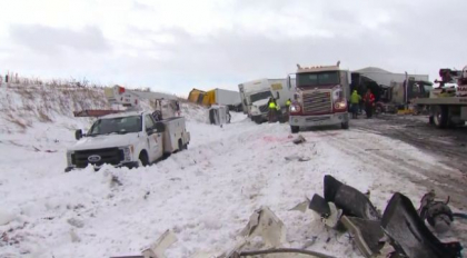 Carambol cu 40 de masini pe o autostrada din SUA. Mai multe persoane au fost grav ranite